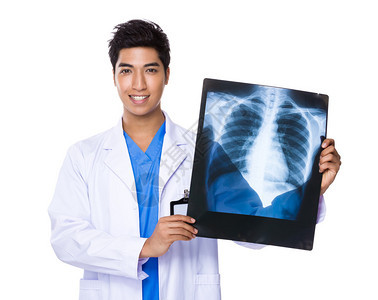 拿着X光片的白大褂的亚裔男医生图片