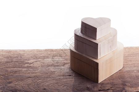 白色背景上孤立的爱心木盒背景图片