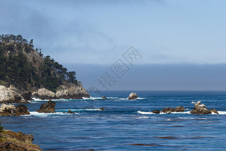 加州海岸和平地风景岩石和图片