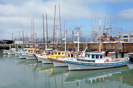 在旧金山的渔业商码头一艘多图片