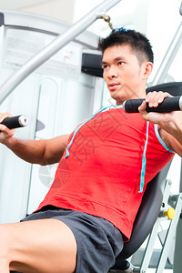 体操训练或健身锻炼的亚裔男子运动图片