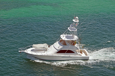 巴哈马注册的渔船在巴哈马拿骚附近巡图片
