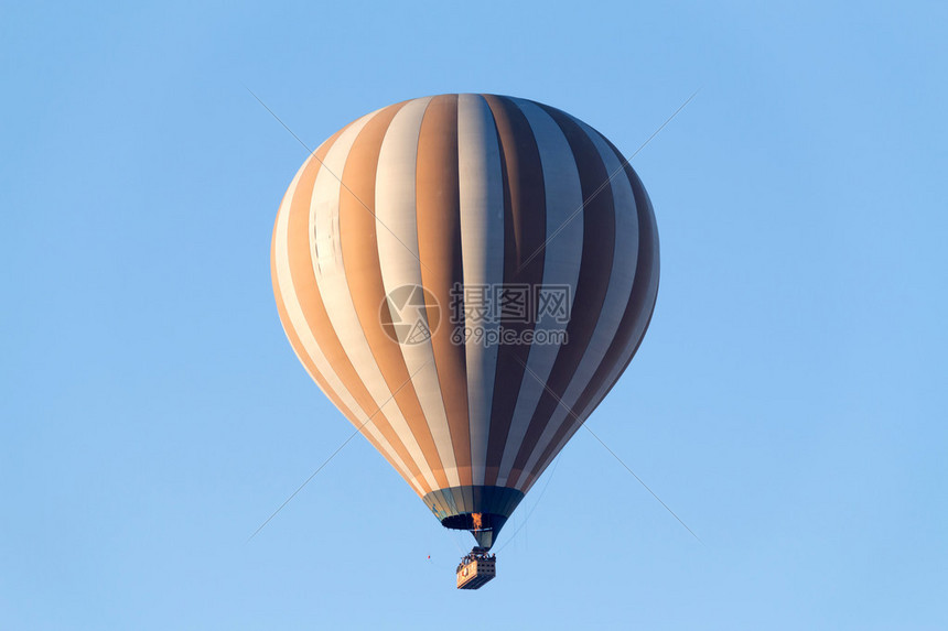 一个热气球在晴朗图片