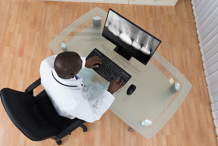 在计算机台看牙齿X光的非洲图片