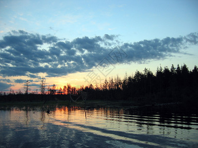 这是Karelia湖和森林图片