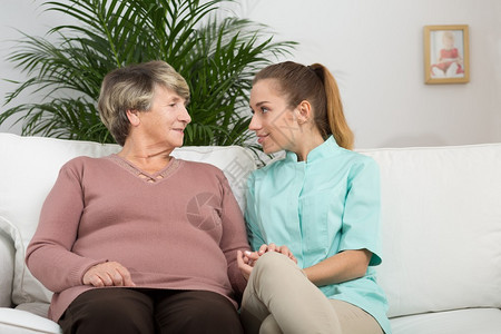与年轻护士交谈的退休妇女内容图片背景图片
