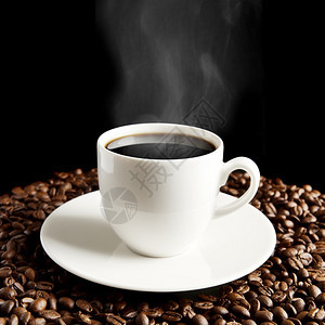 一杯咖啡雾霾和黑色咖啡豆图片