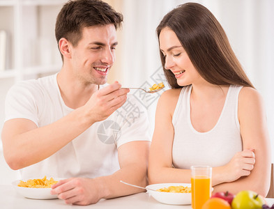 情侣一起吃早饭男人用玉米片喂图片