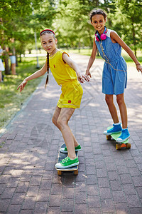 暑假在公园玩滑板的小女孩图片