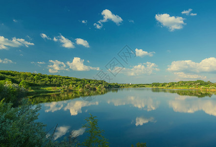 美丽平静的乡村风景湖和天空反射背景图片