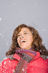 雪中笑的女人图片