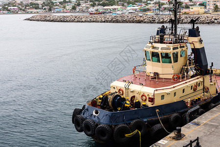 圣基茨港口的大型拖船图片