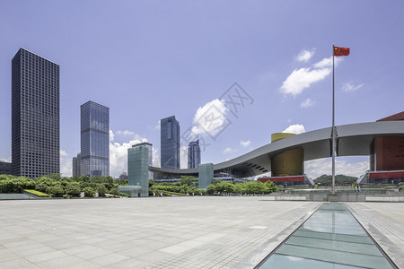 位于深圳广场的一座标志地标上面图片