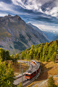 在瑞士阿尔卑斯山瑞士采尔马特火车图片