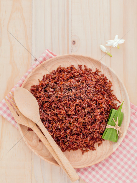 蒸全麦传统泰国米是木质背景下健康清洁图片