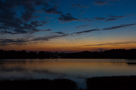 日落后美丽的湖泊风景天空在图片