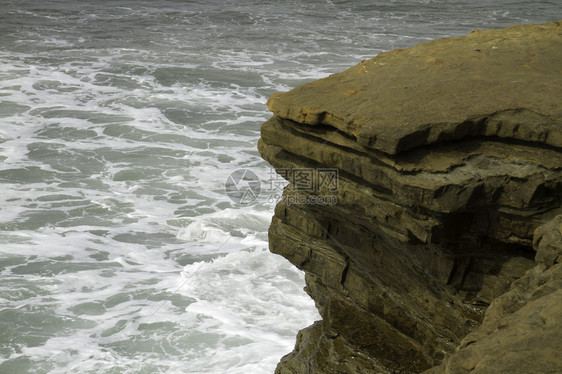 海崖俯瞰水中洋流的海景图片