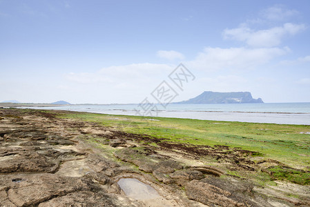 从偶来步道1号可以看到光池基海滩与城山日出峰的景观光池基是一个不寻常的岩石海滩背景图片