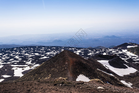 Etna山地火山岩和雪图片