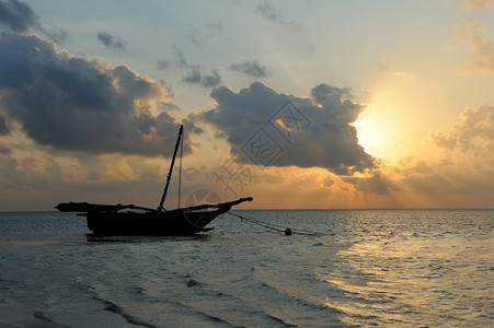 美丽的热带日落与船在海洋图片