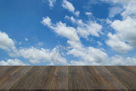 木露台和蓝天白云背景图片