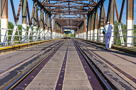 运输铁路和公路车辆的联桥背景图片