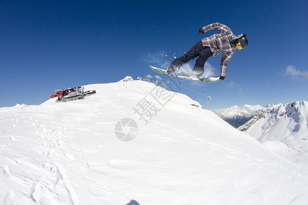 在山上飞行滑雪板极限运动背景图片