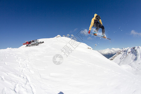 山上飞行滑雪者图片