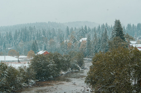 下雪时流经村庄的山河图片