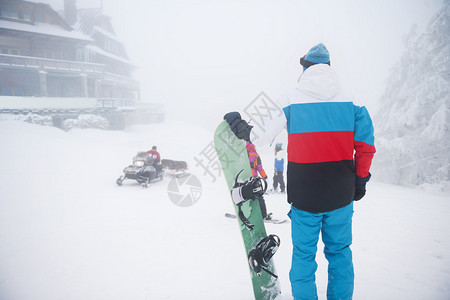 有朋友在山上玩滑雪的人我在上面所以我图片