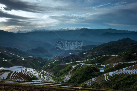 日出在广西省瑶族少数民族村的山谷和丘陵上图片