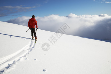 滑雪斜坡上的年轻男子滑图片