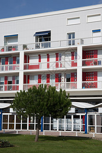 蓝色天空下新建造的现代公寓楼图片