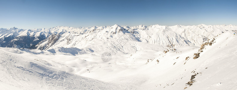 鸟巢滑雪冬季雪山谷全景背景