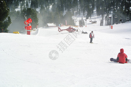 山地滑雪度假胜地滑雪机和滑雪图片