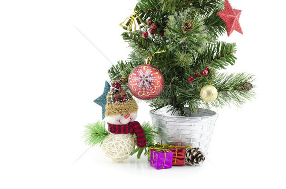 圣诞树的特写和裁剪图像与圣诞老人礼品盒红球松果和金球隔离在白色背景上左图片