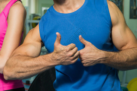 逃过一劫！鲍亚雄扑救未将球打远，随后柔佛球员空门补射击中横梁