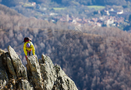 登山者奋力登顶具有挑战山脊阳光明媚的秋日意大利阿尔图片