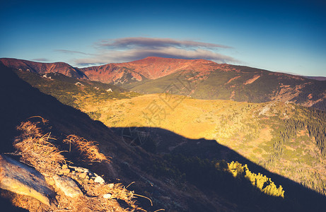 山地上的红日落图片