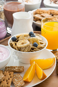 健康的早餐麦片在盘子上图片