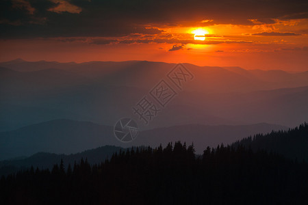 夕阳下的美丽山峦图片