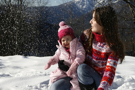 母女在雪地里玩耍下雪了图片