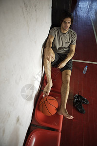 篮球运动员坐在体育厅的塑料椅图片