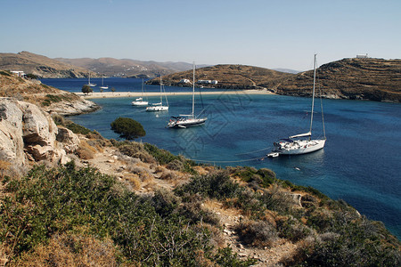 游艇站在希腊海的沉默湾中希腊海的图片