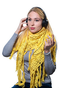 穿黄色披肩戴耳机的年轻黄披肩妇女图片