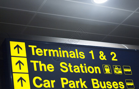 机场信息终端和车站信号灯光板小组指示空中旅行者离开休息室单背景图片