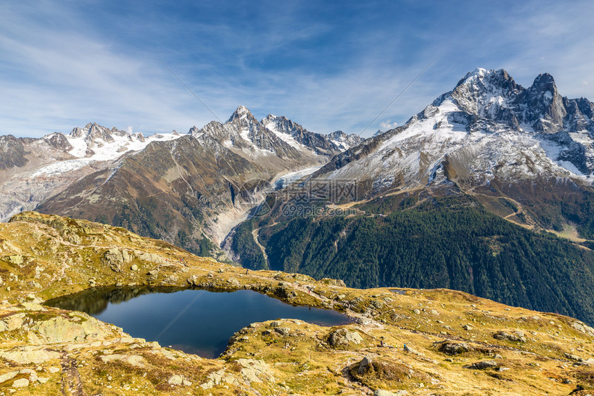 LacdesCheserys和山脉的视图与AiguilleVerteAiguilleduTourAiguilleChardonn图片