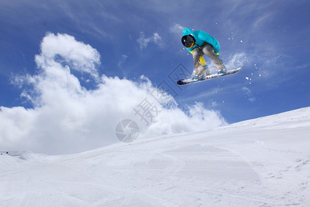 在山上飞行滑雪板极限冬季运动图片