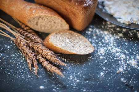 小麦面包的面包成分非常浅的DOF照片和用于额外体积的特殊艺术品卷图片