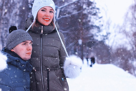 情侣在冬天散步图片
